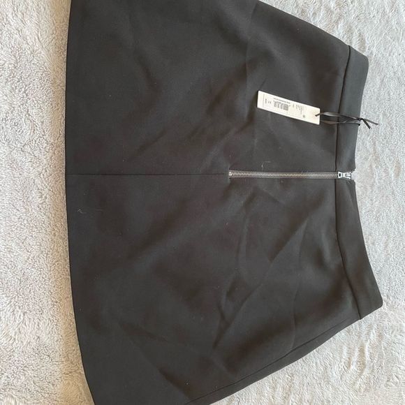 Alice + Olivia - Black Mini Skirt - size 12 - Picture 3 of 8